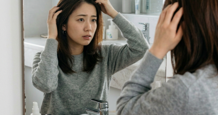 洗面台の鏡を見る女性